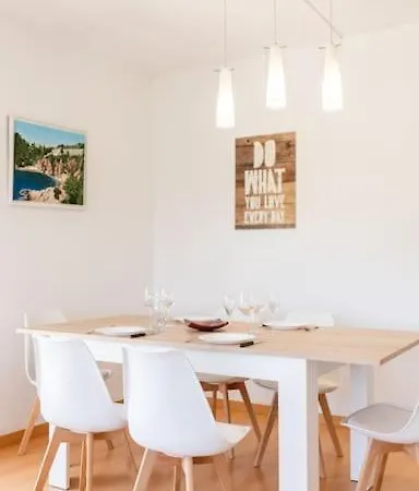 Seahomes Vacations - Seafront In With Pkg Apartment
