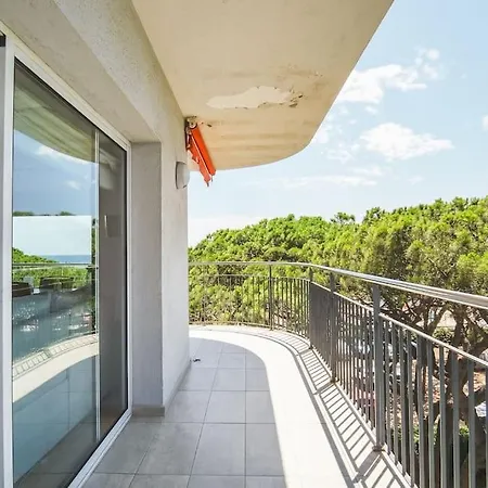 Apartment Seahomes Vacations - Seafront In With Pkg
